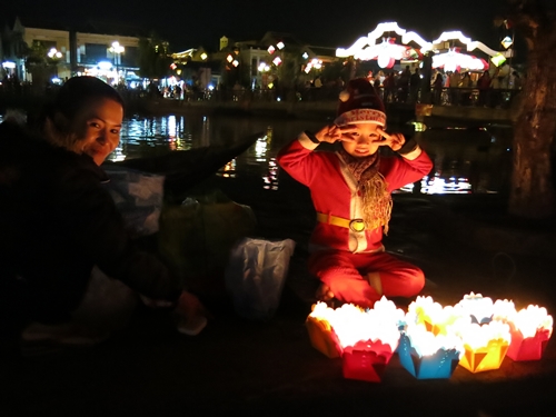Em[-]nhỏ[-]theo[-]mẹ[-]mưu[-]sinh[-]bên[-]bờ[-]sông[-]Hoài[-]cười[-]hồn[-]nhiên[-]trong[-]sắc[-]áo[-]Noel.[-](Ảnh:[-]Khánh[-]Hiền)